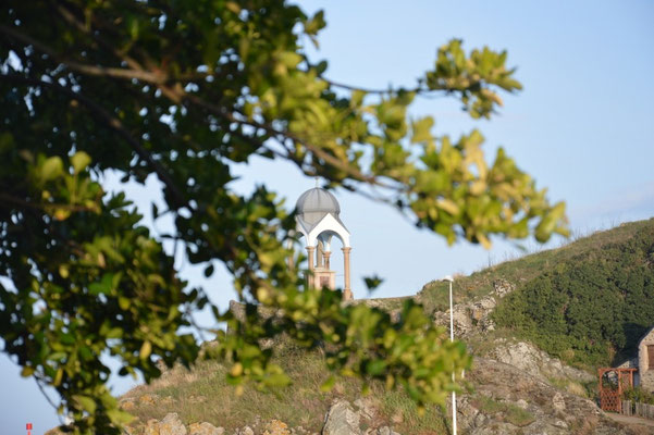 Notre Dame de la Garde guide les marins vers le port contre vents, marées, tempêtes et gueules de bois.