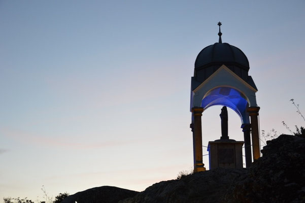 Notre Dame de la Garde guide les marins vers le port contre vents, marées, tempêtes et gueules de bois.