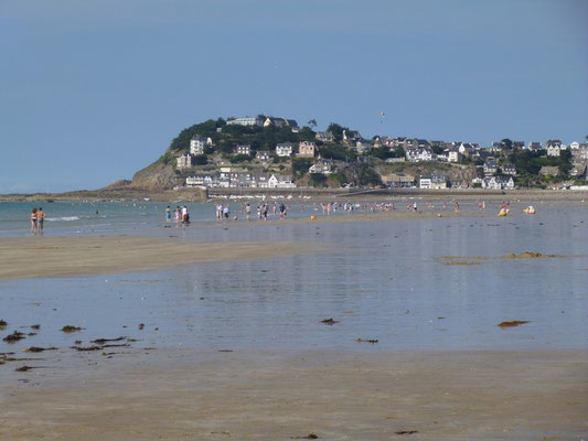 La Grande Plage du Val-André vue de l'anse du Pissot, à marée basse.