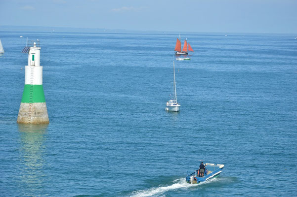 Sortie du port. Au loin, la "Pauline" avec ses voiles rouges.