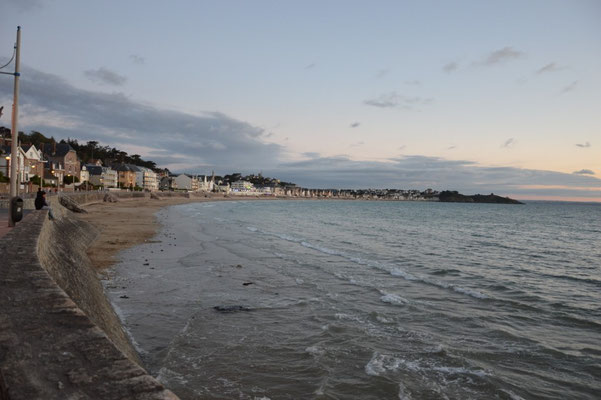 La plage du Val-André un soir d'été.