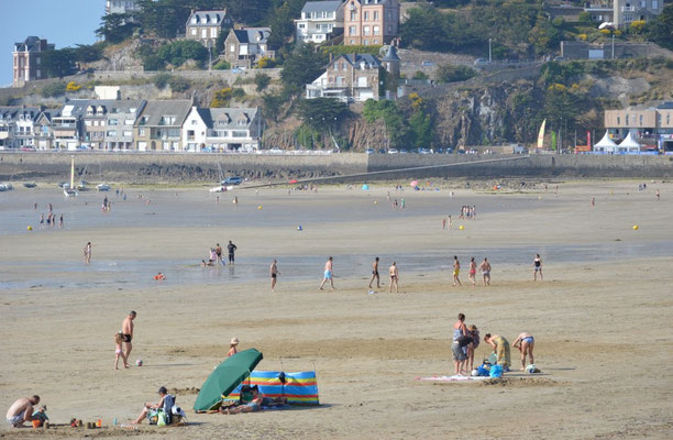 La plage du Val-André à marée basse le 15 août 2013.