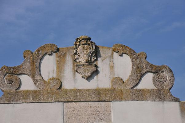 Fregio del portale di ingresso a Torre Alemanna (foto di V. Rutigliano)