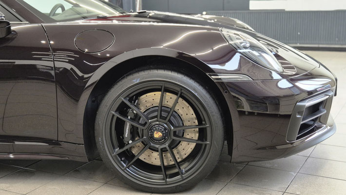 Keramikversiegelte, tiefschwarze Felgen und Bremssättel am neuen Porsche 911 4S Targa.