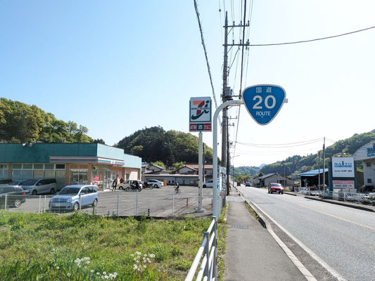 左側歩道を直進 セブンイレブン初狩店