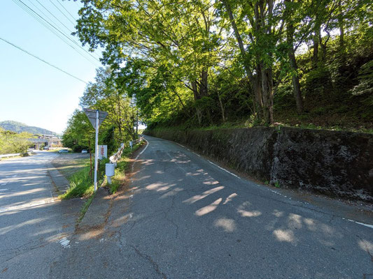 初月橋を渡り左折後、右手の坂道登る