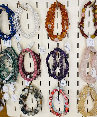 Zahlreiche Armbänder mit unterschiedlichen Steinen