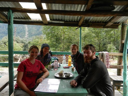Aurélie (Canada), Carmen (Afrique du Sud), Ariel (Isaël) et moi (France!!), une équipe internationale bien fatiguée et affamée après une demi-journée de marche.
