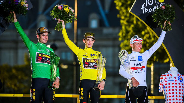 Vout Van Aert  Maillot vert - Jonas VINGEGAARD Maillot jaune - Tadej POGACAR Maillot blanc et maillot à pois rouges