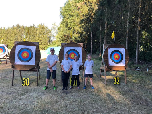 Vier glückliche Bogensportler nach der Landesmeisterschaft