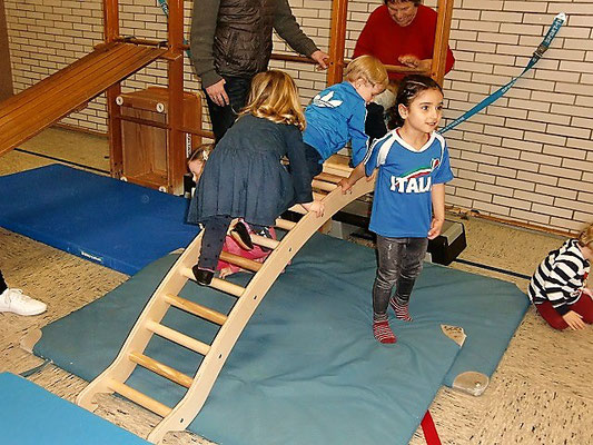 Die jungen Sportler auf der Kletterwippe.