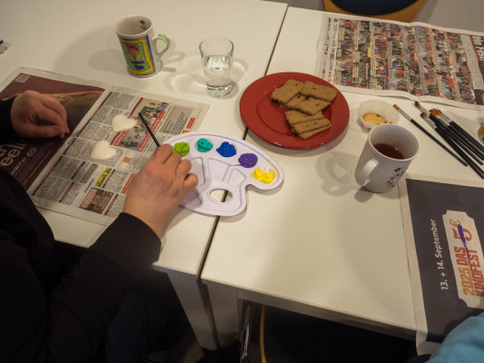 ein Pinsel in einer Farbpalette 