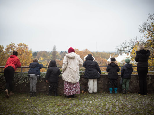 Kinder schauen über eine Mauer 