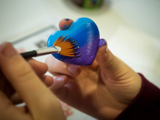 Ein blaues Herz wird bemalt 