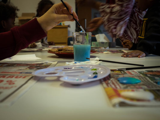 Farbpalette auf dem Tisch 