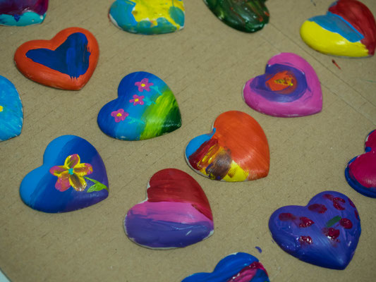 viele bemalte Herzen 