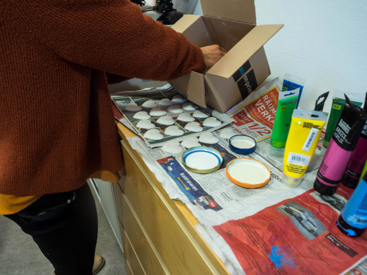 Farbflaschen auf dem Tisch 