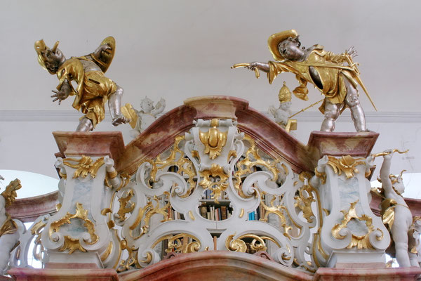 5 Wurstkämpfer in der Stiftsbibliothek Fürstenzell