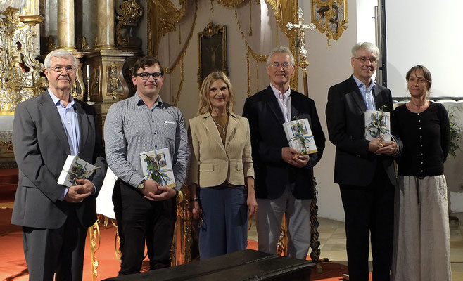 V. l.: Dr. Peter Pfister (Autor), Christian Malzer (Mitherausgeber, Autor), Siglinde Kurz (Leiterin der Provinzialbibliothek), Dr. Georg Schrott (Mitherausgeber, Autor), PD Dr. Andreas Erb (Autor), Michaela Biehler (Provinzialbibliothek, Satz und Layout)