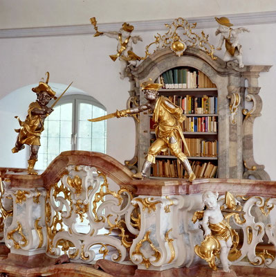 4 Schwertkämpfer in der Stiftsbibliothek Fürstenzell