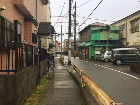 駐車場にお車を止めたら左側の道へ。