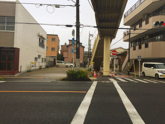 歩道橋下からみた駐車場。