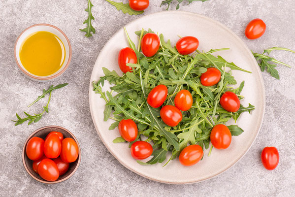 Salat mit Rucolablättern und Tomaten - Foodfotografie Trier