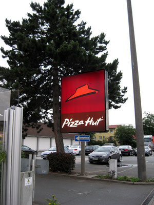 Pizza Hut, Fürth | Doppelseitiges Hinweisschild