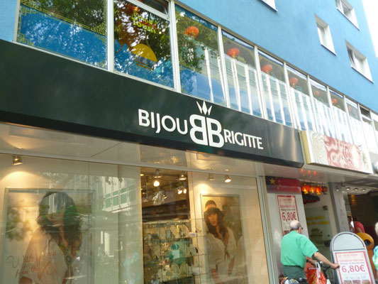 Bijou Brigitte, Krefeld | Leuchtkästen in Vordach integriert dekupiert und durchgesteckt mit LED-Ausleuchtung