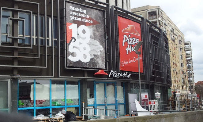 Pizza Hut, Dresden | Gigaprints und beleuchtete Schriftzug im neuen Corporate Design