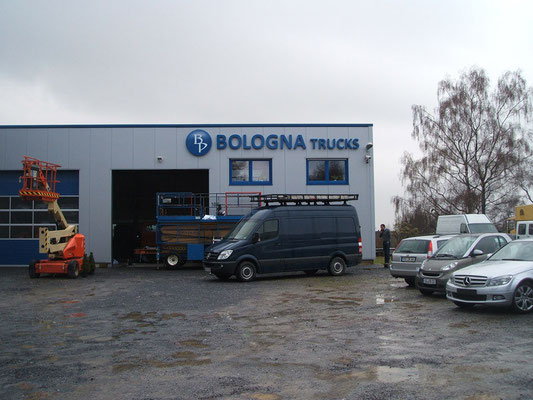 Bologna Trucks, Solingen | Einzelbuchstaben im Profil 1, unbeleuchtet - mit Logo dekupiert/flach hinterlegt - beleuchtet + Digitaldruck