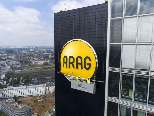 ARAG-Tower | PVC-Spanntuch ca. 7,0m im Durchmesser, UV-bedruckt im Digitaldruck mit Hochleistungs-LED-Technik hinterleuchtet