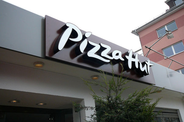 Pizza Hut, Frankfurt Zoo | Einzelbuchstaben im Sonderprofil und Logo