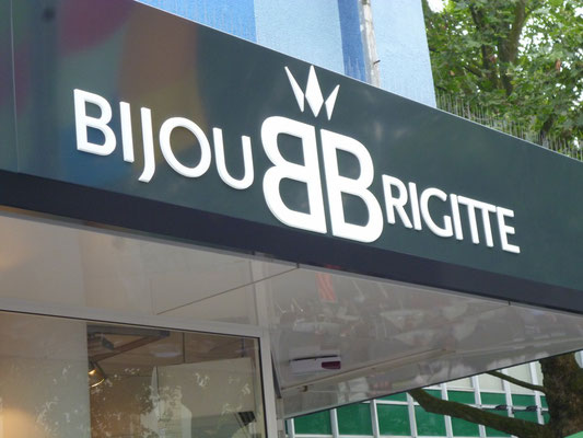 Bijou Brigitte, Krefeld | Leuchtkästen in Vordach integriert dekupiert und durchgesteckt mit LED-Ausleuchtung