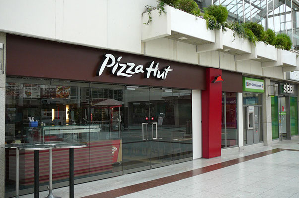 Pizza Hut, Frankfurt Nordwest-Zentrum | Einzelbuchstaben im Sonderprofil und Logo