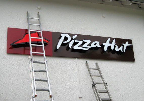 Pizza Hut, Wiesbaden | Speziell für den Kunden angefertigte Buchstaben nach dem CI weisen dem Kunden den Weg