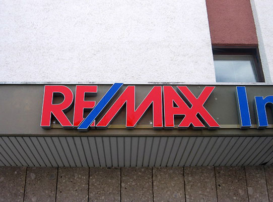 REMAX Immobilien, Waldkraiburg | Einzelbuchstaben im Profil 5 mit LED Ausleuchtung