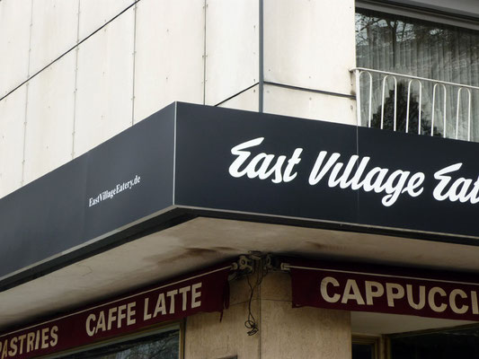 East Village Eatery, Düsseldorf | Acrylglashauben mit Folienbeschriftung