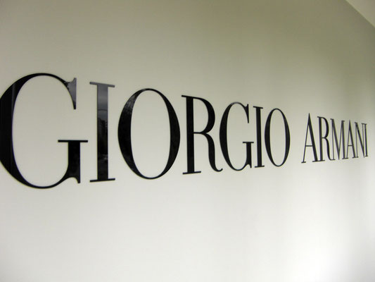 Giorgio Armani, Düsseldorf | unbeleuchtete Buchstaben aus Acrylglas sowie diverse Folienbeschriftungen