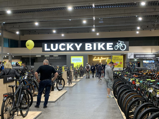 Lucky Bike Bielefeld | Werbeanlage im Profil 5s mit besonders hellen LED im Innenbereich