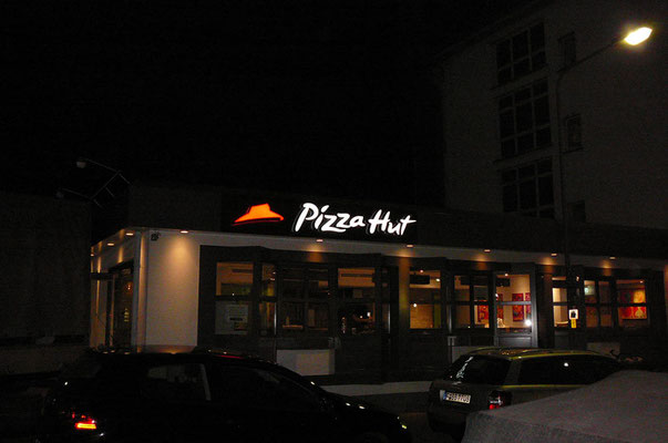 Pizza Hut, Frankfurt Zoo | Einzelbuchstaben im Sonderprofil und Logo