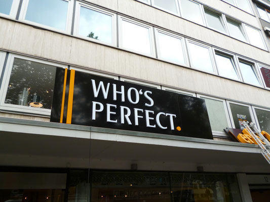 Who's perfect, Düsseldorf | Vollacrylglas-LED-Buchstaben (Frontleuchter) auf Aluminiumblenden