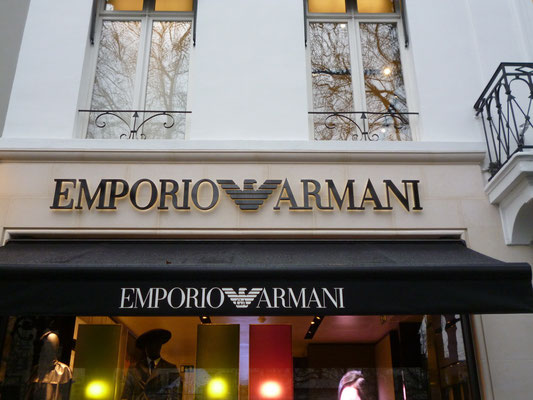 Emporio Armani, Antwerpen | Rückleuchter, 30 mm stark - mit warmweißer LED-Ausleuchtung
