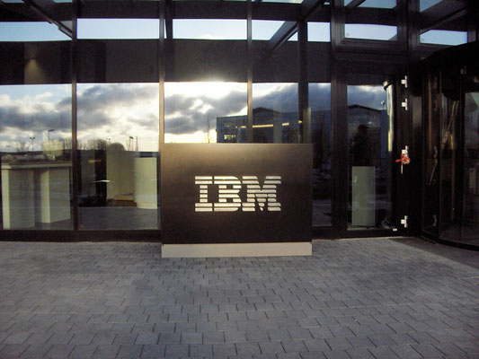 IBM | Kleiner Standpylon aus Aluminium, Logo dekupiert/durchgesteckt und mit Edelstahl aufgedoppelt