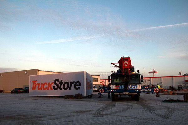 TruckStore, Stuhr | Spanntuchleuchtkasten 12,2 x 3,5 m mit LED Ausleuchtung
