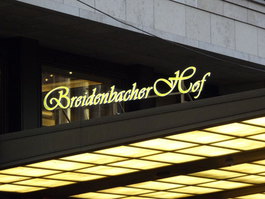 Breidenbacher Hof, Düsseldorf | Vollacrylglas-LED-Front-/Seitenleuchter