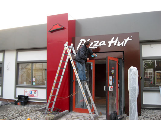 Pizza Hut, Wiesbaden | Die Lichtwerbefabrik fertigte dieses Eingangsportal für Pizza Hut an