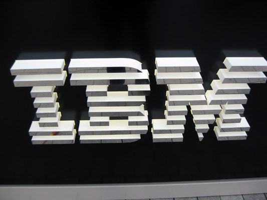 IBM | Kleiner Standpylon aus Aluminium, Logo dekupiert/durchgesteckt und mit Edelstahl aufgedoppelt