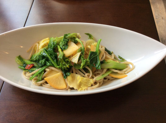 Linguine  aglio olio e peperoncino con verdure stagionale