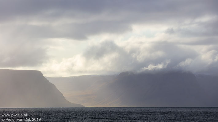 Licht en wolken boven Arnarfjörður